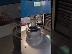 Sprężyna metalowo-gumowa zastosowana w skrzynce Juranl z dobrą amortyzacją